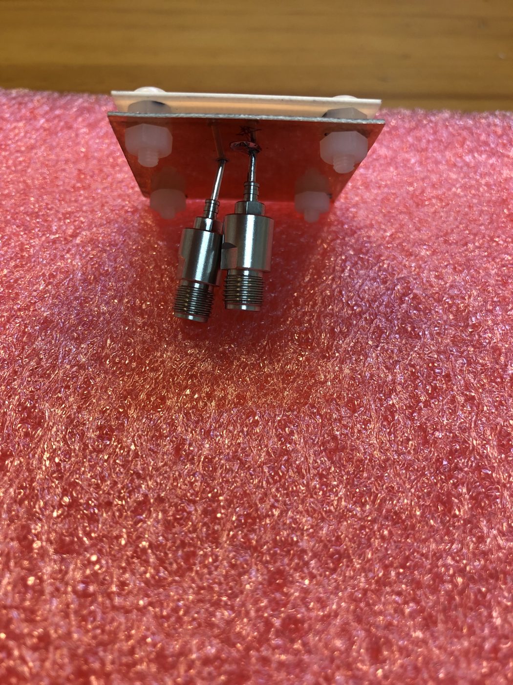 天線背面 2.92 mm 射頻接頭