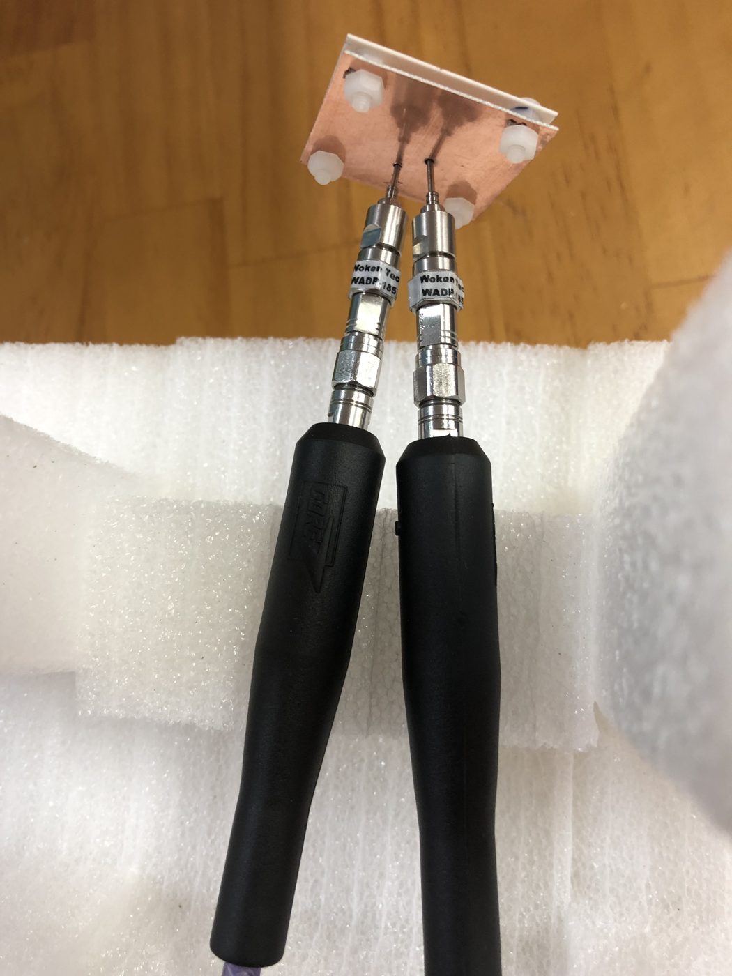天線背面與同軸電纜連接